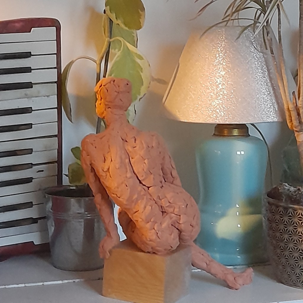 Esquisse de jeune femme en argile